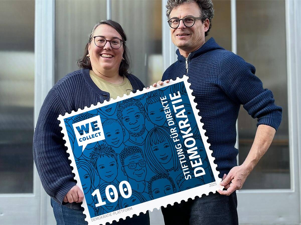 Sophie Fürst und Daniel Graf mit der WeCollect-Briefmarke