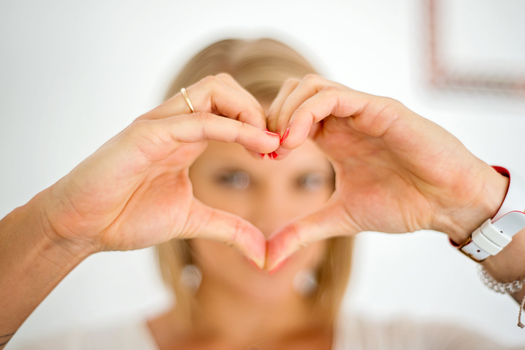 Sees life through. мир через объектив. Sees life through. Through картинка. высказывания о синдроме воскресеньч.