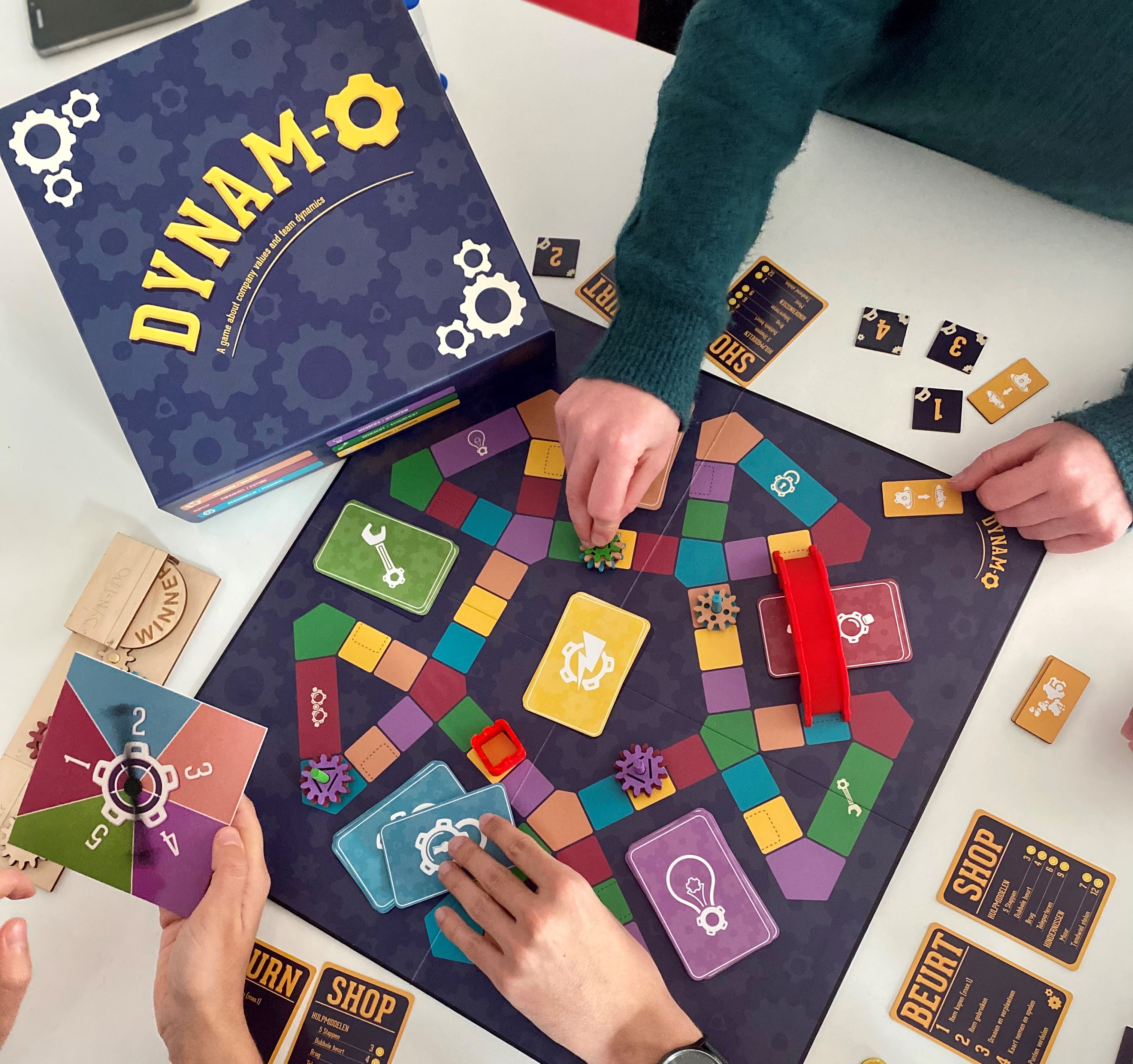 Bordspel waar mensen mee aan het spelen zijn