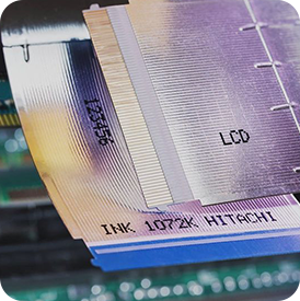 Linha industrial automatizada com impressora Hitachi operando com eficiência em cabos e fios