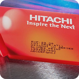 Linha de produção com impressora Hitachi aplicando código preciso em embalagem médica