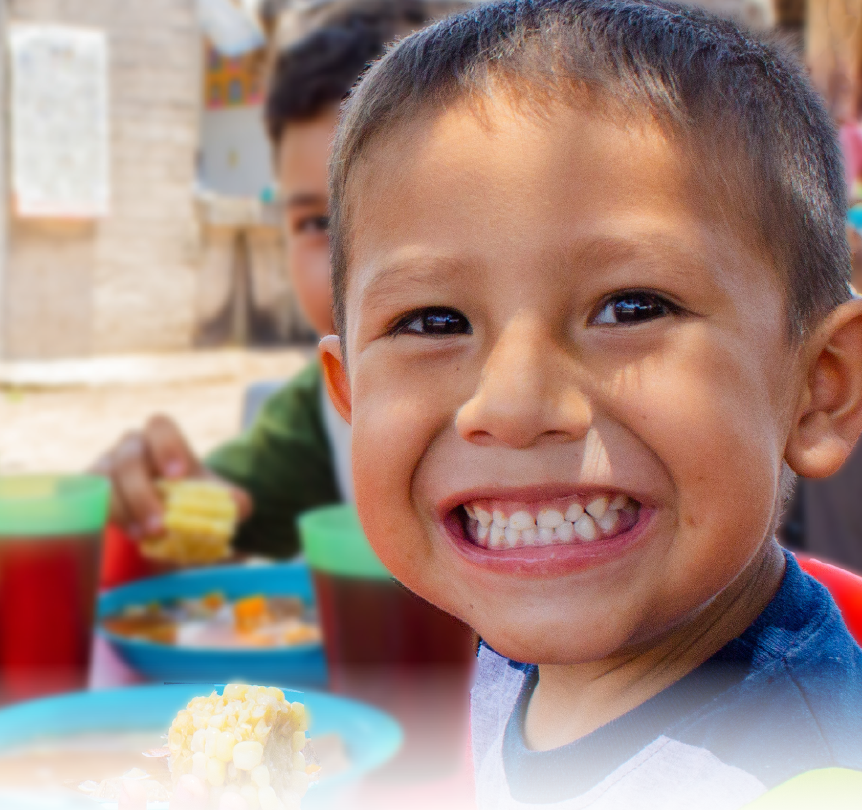 Niño sonriendo en comedor comunitario en Sinaloa Save the Children