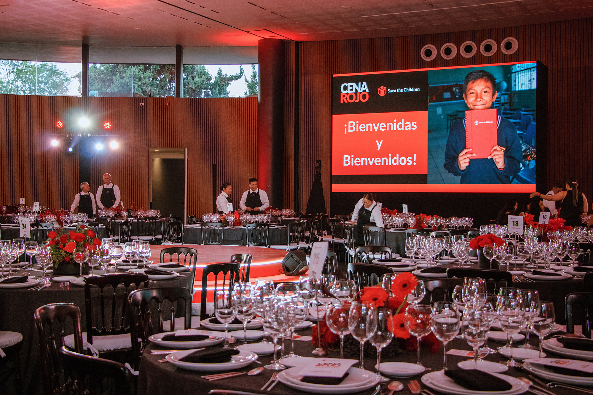 cena en rojo foto abierta salon