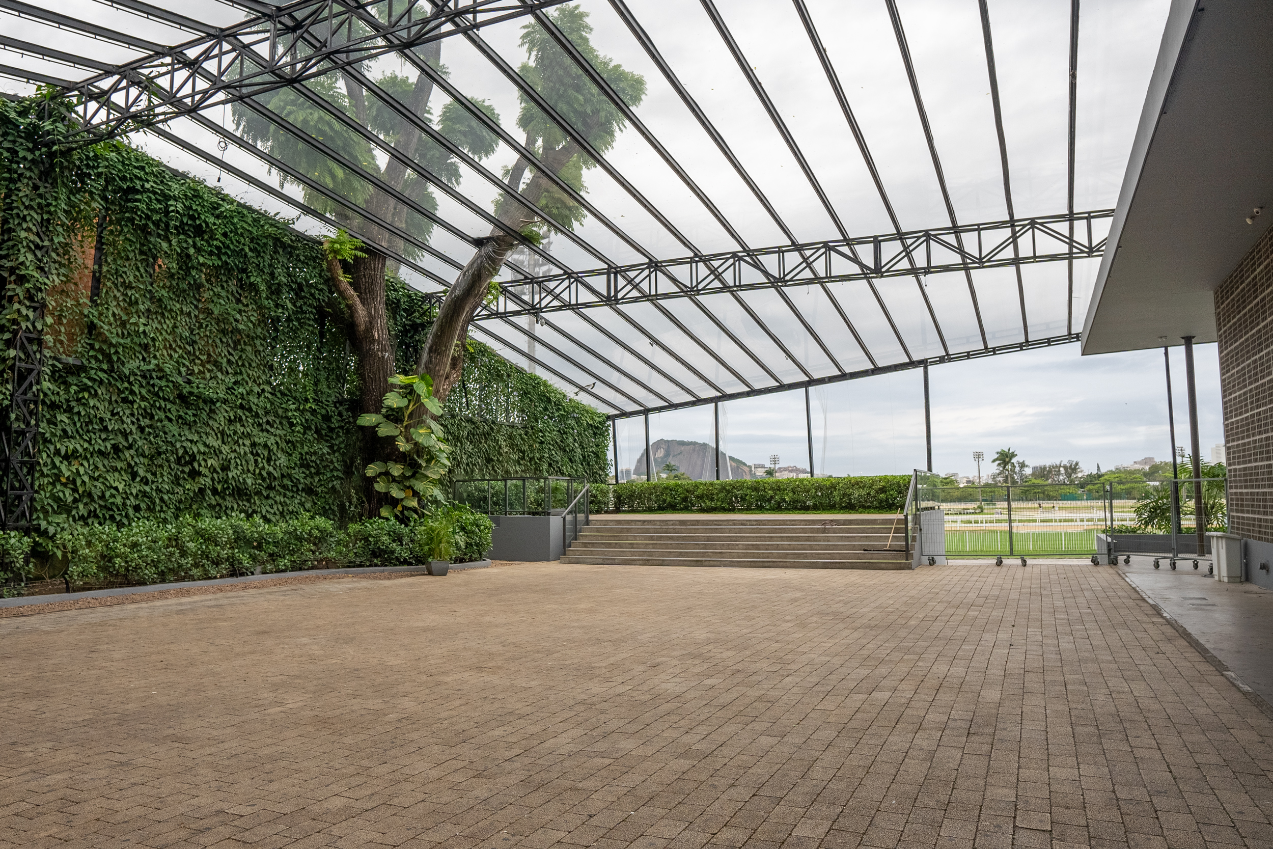 Salão externo do EXC Rio com vista para o Jardim Botânico