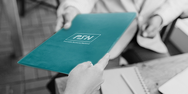 Imagen de una planta y monedas como símbolo de rentabilidad en el ahorro a corto plazo