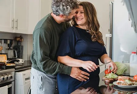 couple with a healthy pregnancy