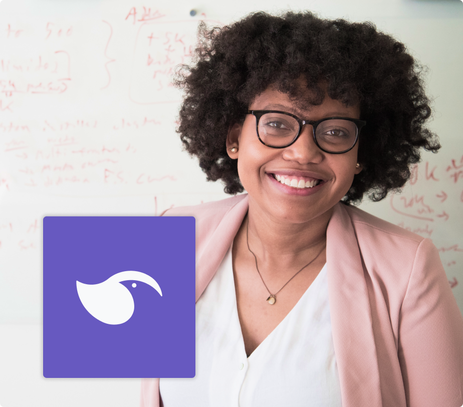 No fundo: Foto de mulher negra com óculos sorrindo, na frente logo da Ploomes