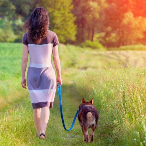 Frau mit Hund an lockerer Leine